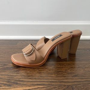 Brand New Women’s DKNY sandals size 7.5 in tan